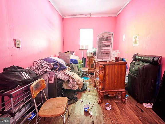 4th image of 255 Peacock St