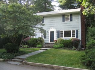 32 Oakdale Rd, Centerport, NY 11721