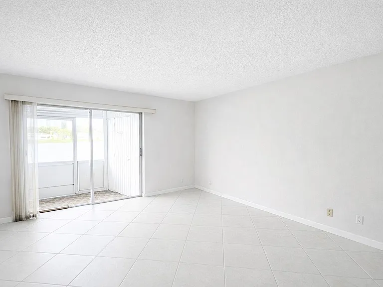 222 Somerset Dr #L — Photo 4