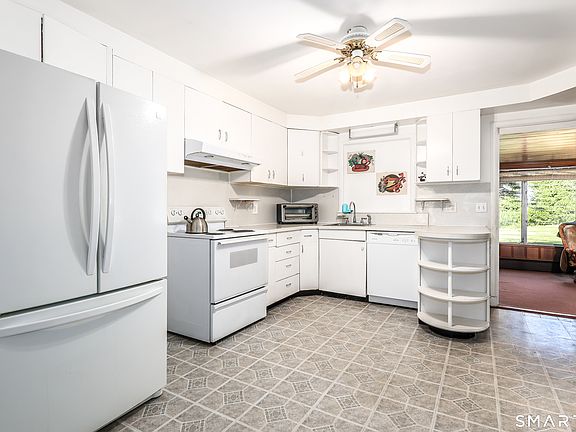 3rd image of 124 Chestnut Hill Road