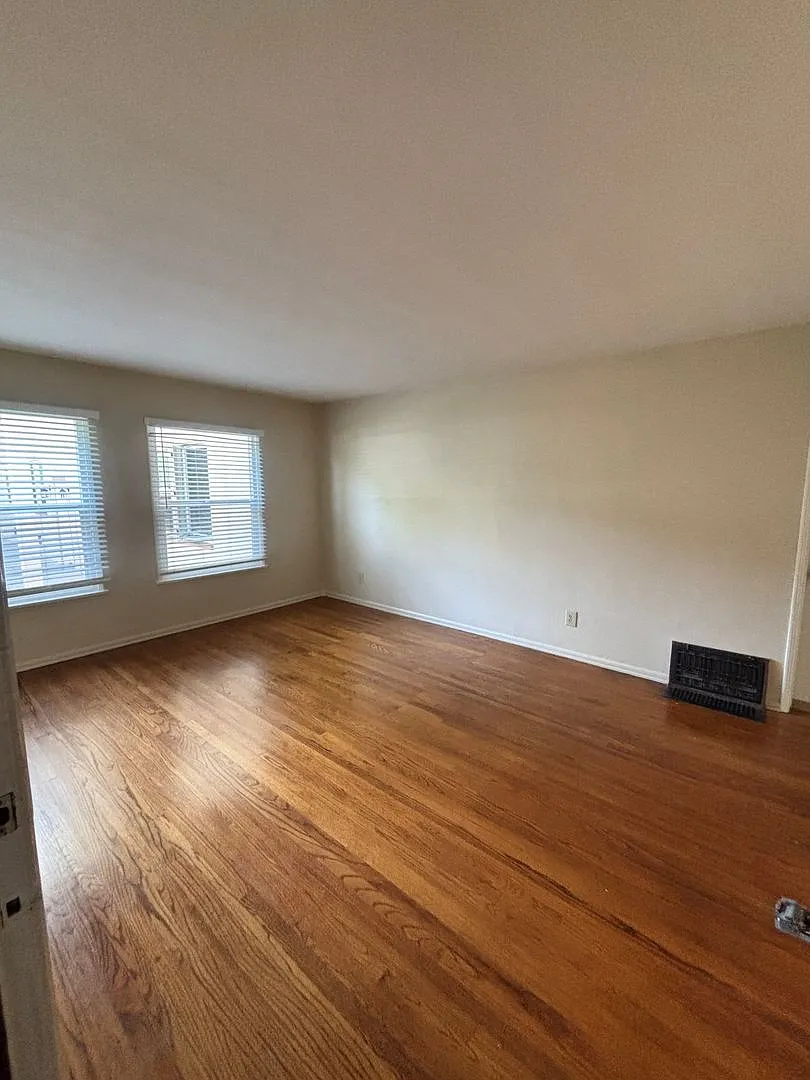 1000-1050 E San Antonio Dr — Photo 4
