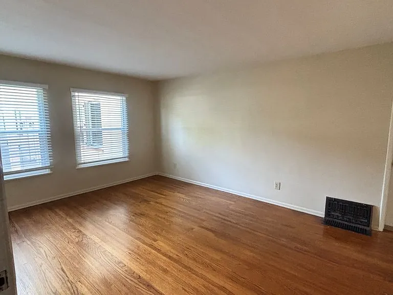 1000-1050 E San Antonio Dr — Photo 5
