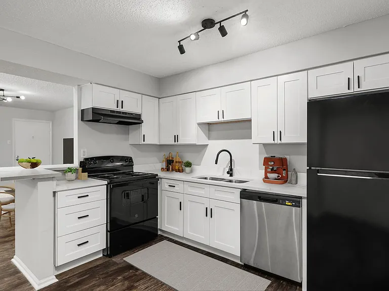 240 Chapel Ridge Dr — Photo 4
