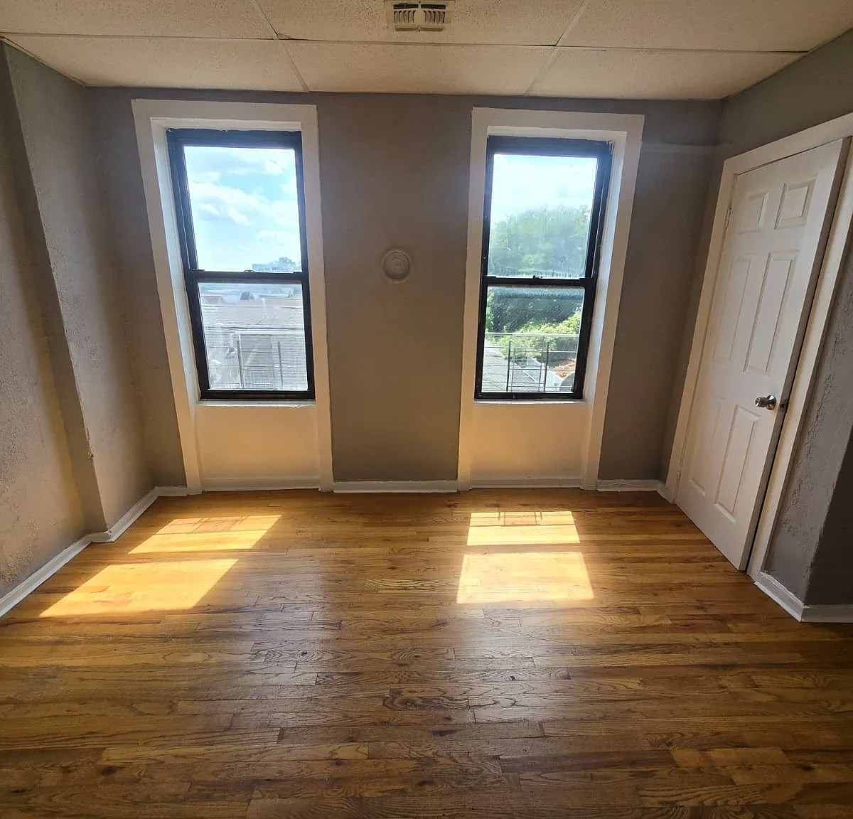 3 bed, $2,100 — Photo 1
