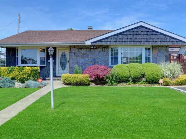 6 Normandy Drive, Bethpage, NY 11714