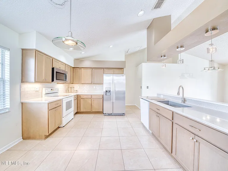 5628 Loma Vista Dr W — Photo 20