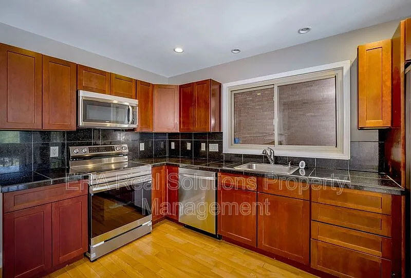2 bed, 2.5 bath, 1450 sqft, $2,250 — Photo 3