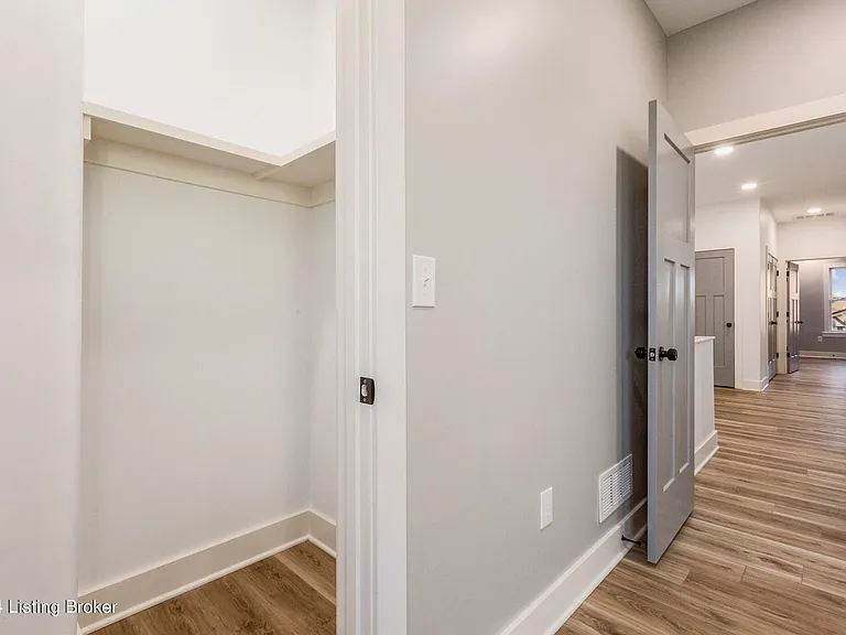 923 E Oak St — Photo 40