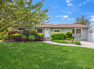 1 Brian St, Plainview, NY 11803