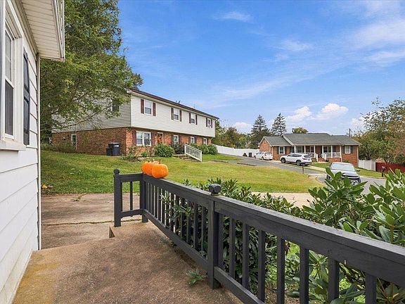 3rd image of 166 Westhampton Ct
