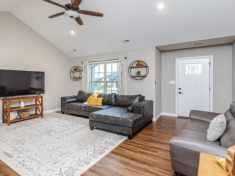3505 Yellowwood Dr — Photo 2
