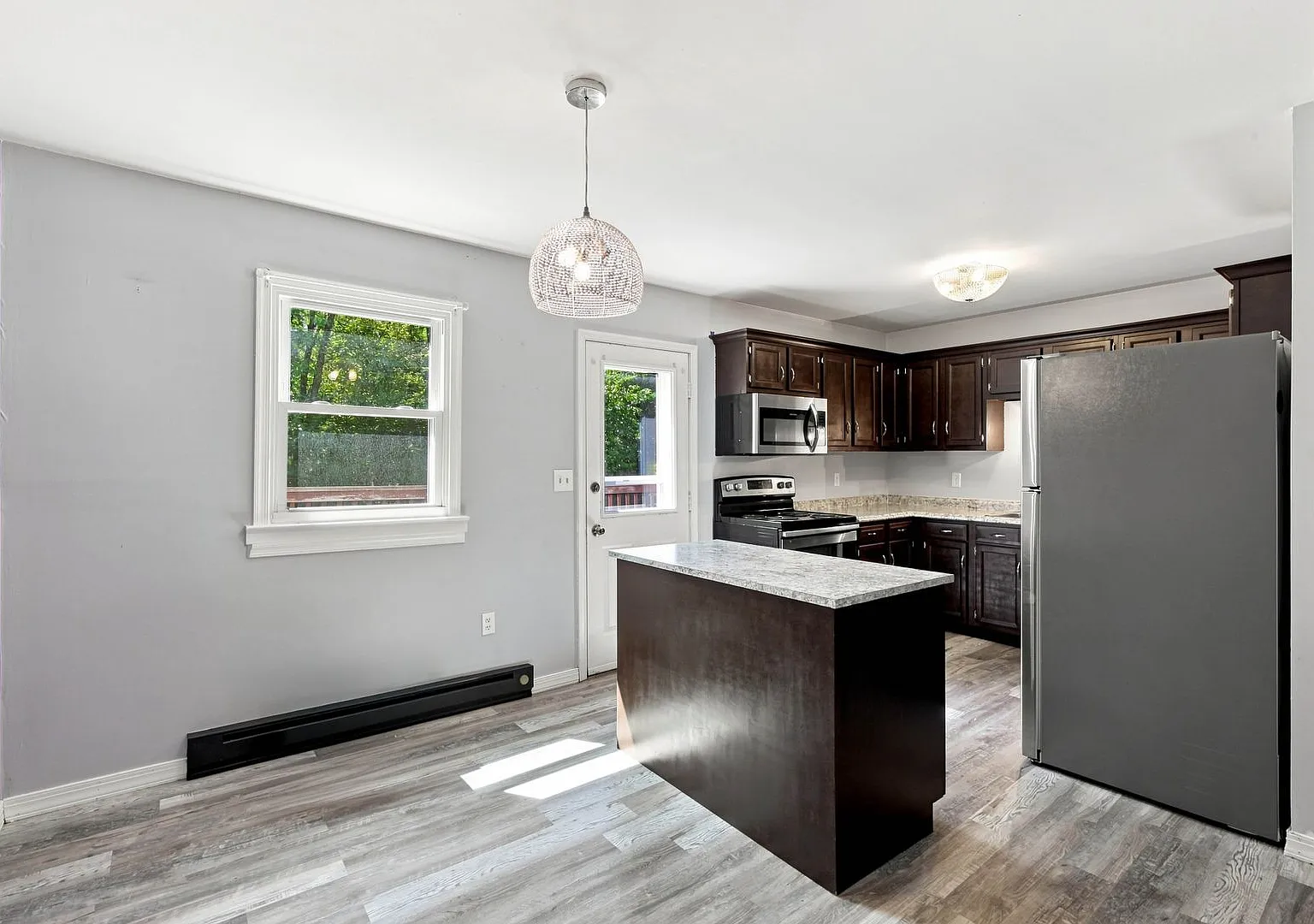 Spacious 3BR/2BA Home with Private Yard & Driveway — Photo 4