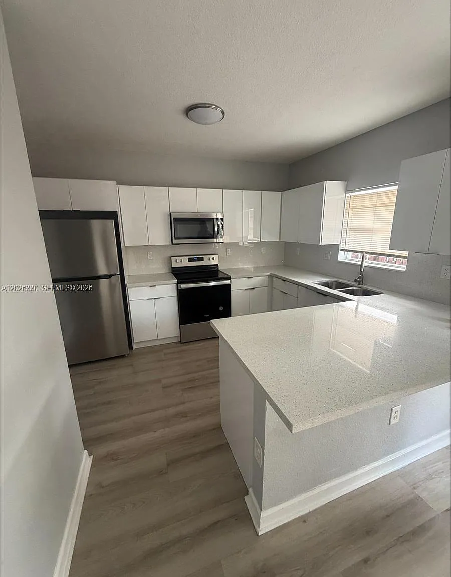 3 bed, 1608 sqft, $3,350 — Photo 3