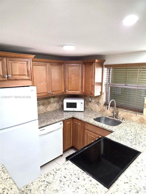 2400 NE 10th St APT 104, photo 7