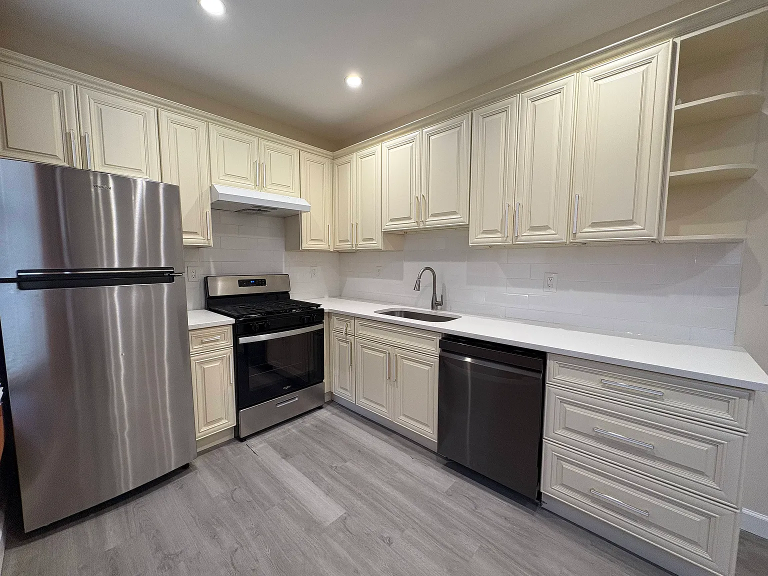 2 bed, 888 sqft, $1,800 — Photo 2
