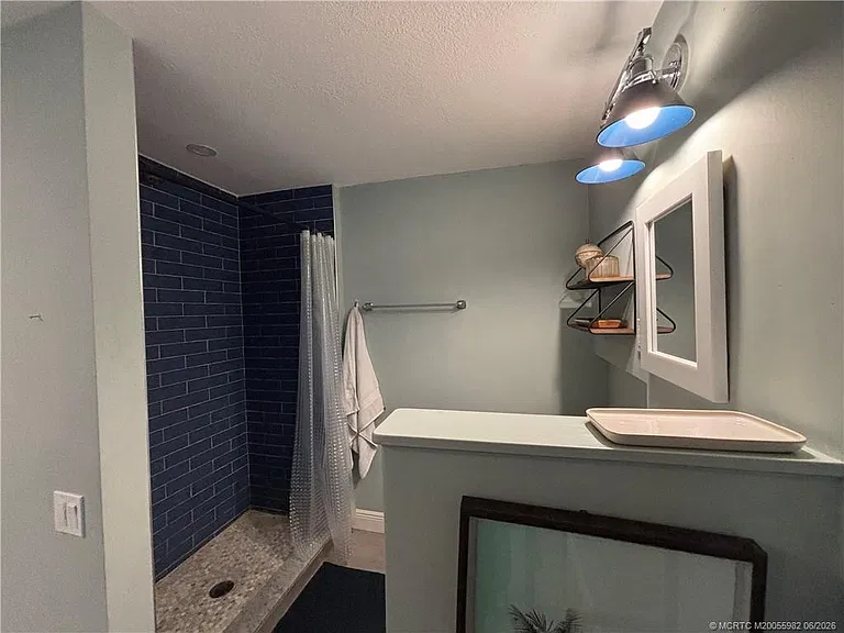 1074 NE Orange Ave — Photo 2