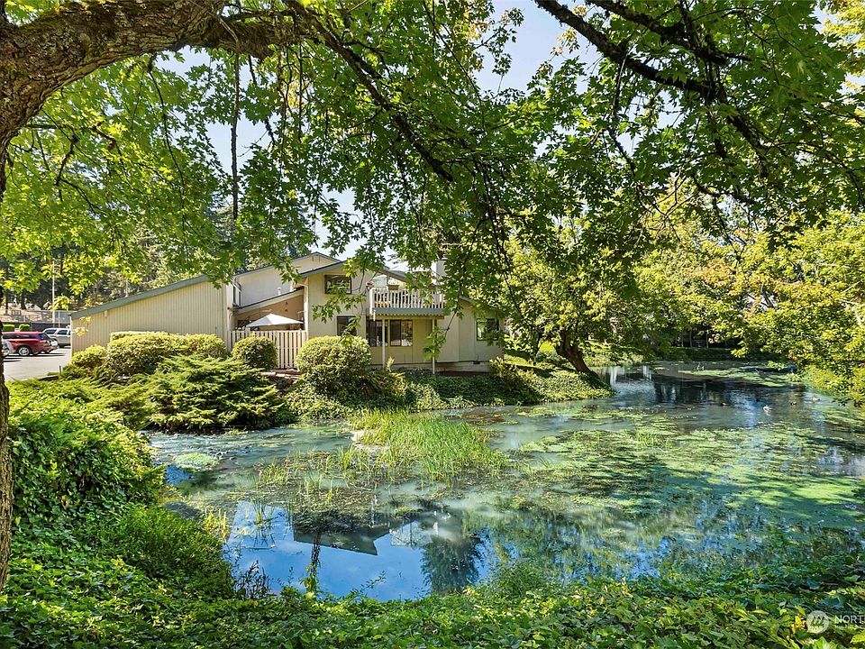 End unit has views of lagoon and Lake Spanaway>