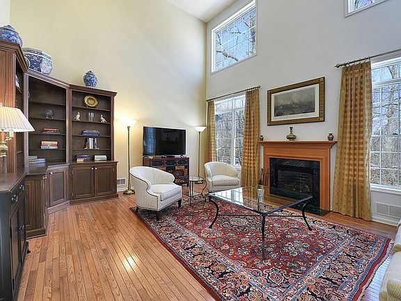5th image of 32 Whalen Ct