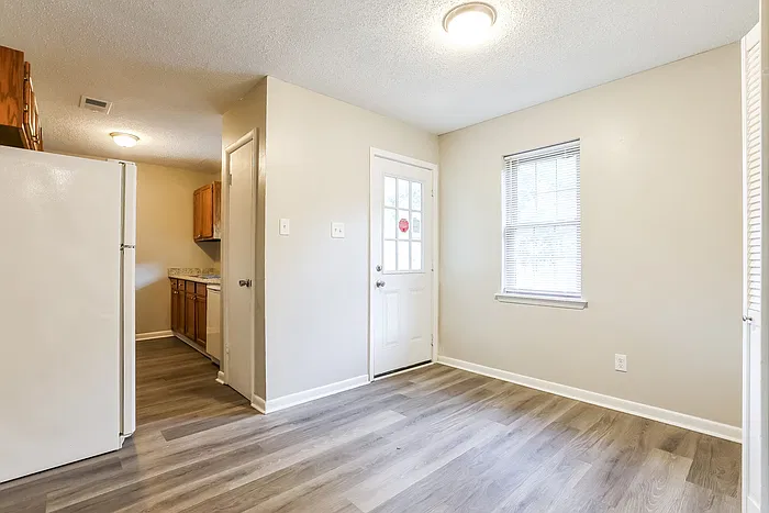 4 bed, 2.0 bath, 1329 sqft, $1,498 — Photo 4