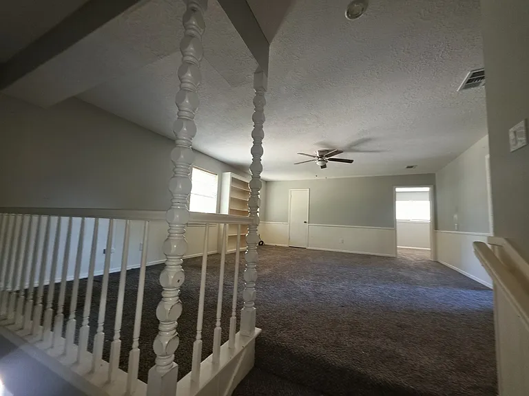 1127 Klamath Ln — Photo 4