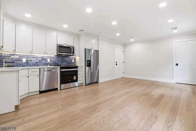 2 bed, 1.0 bath, 775 sqft, $2,800 — Photo 2