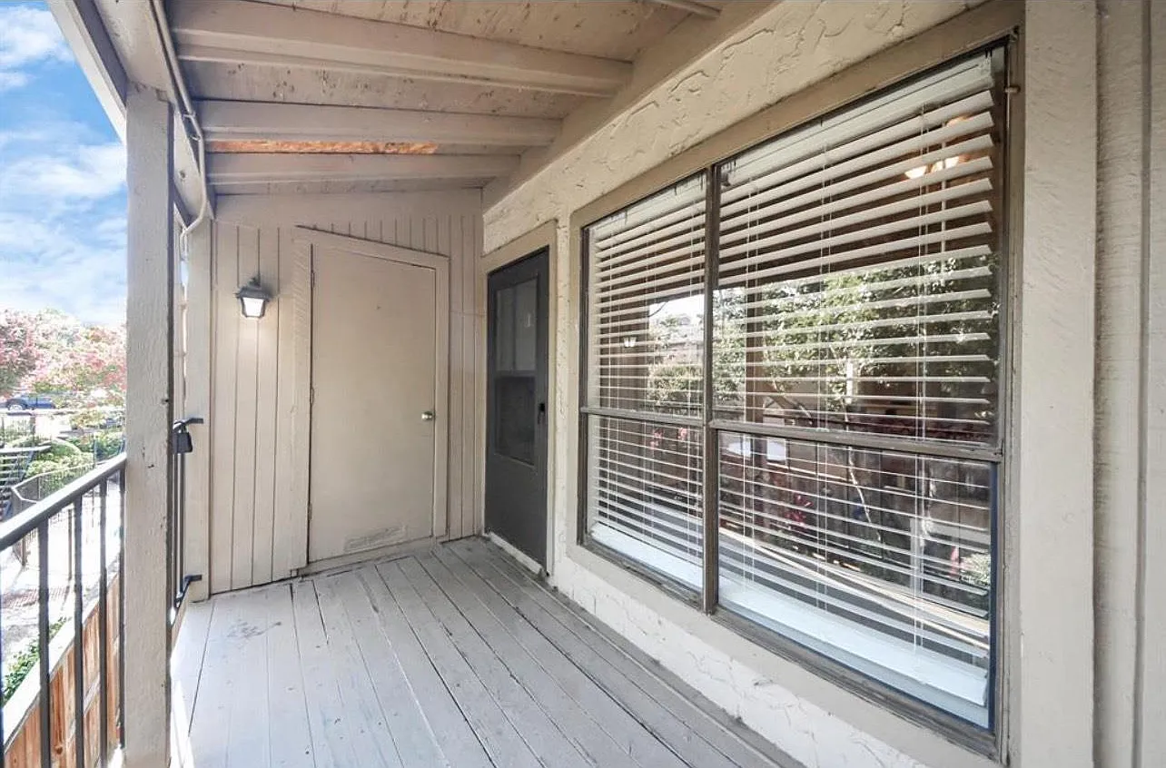 2 bed, 1.0 bath, 909 sqft, $1,400 — Photo 1