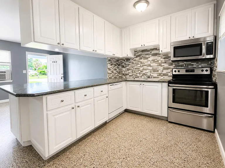 503 SE Flamingo Ave — Photo 3
