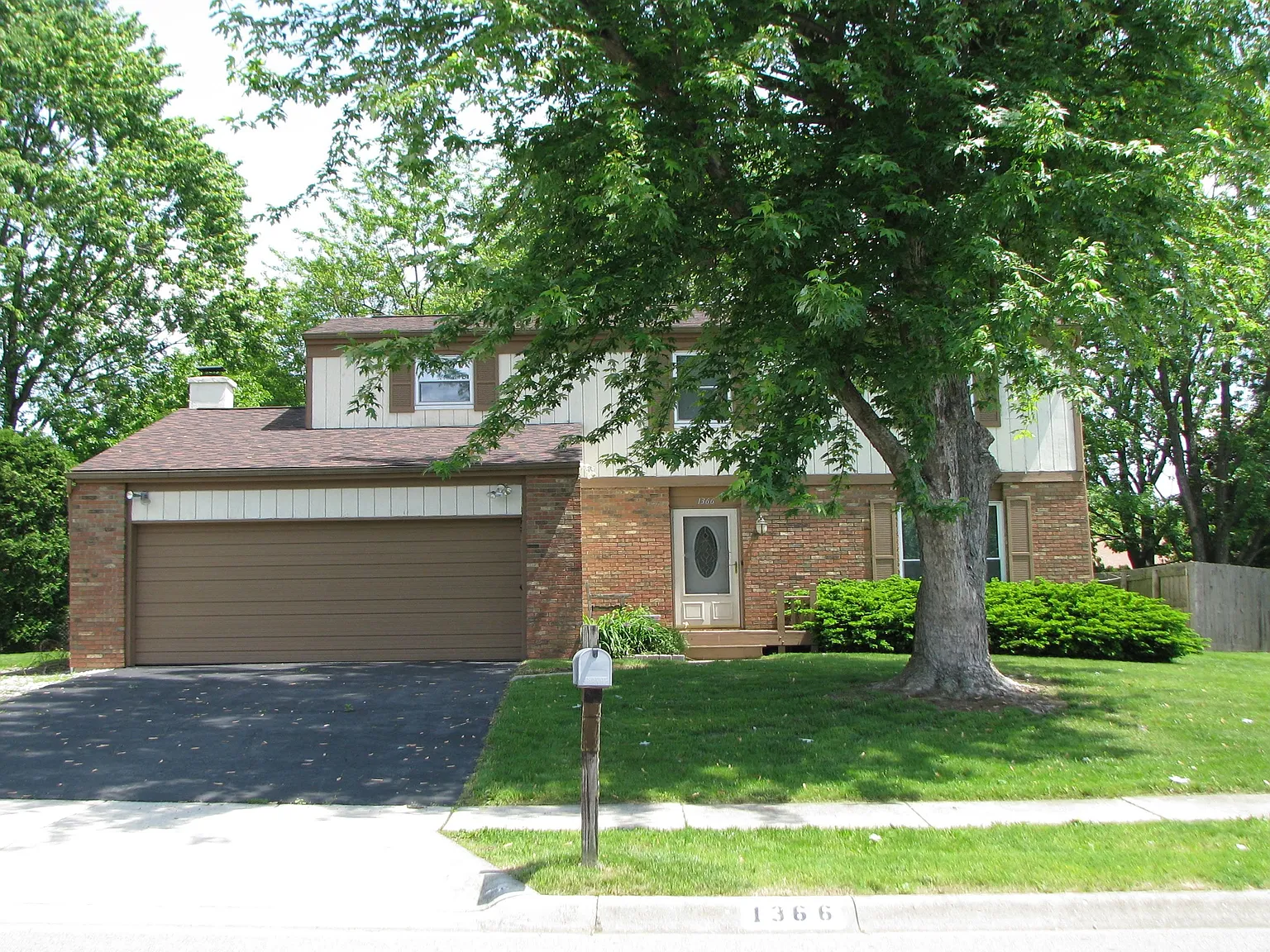 1366 Hanson St photo 1