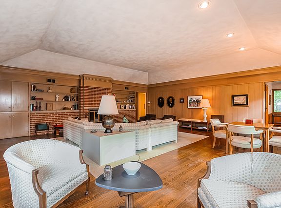 5th image of 266 Ivy Ln