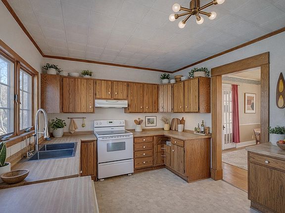 3rd image of 321 S Parker Dr