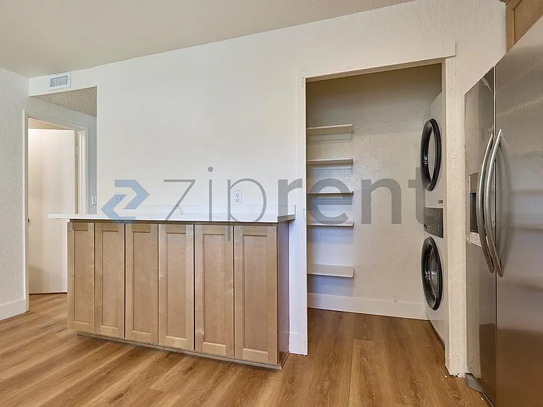 213 E Acacia St #A — Photo 11