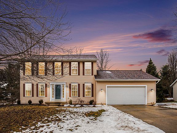 2nd image of 8255 Vista Royale Ln NE