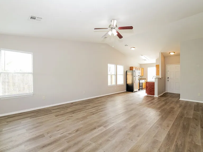 1101 Edinburg Dr — Photo 5