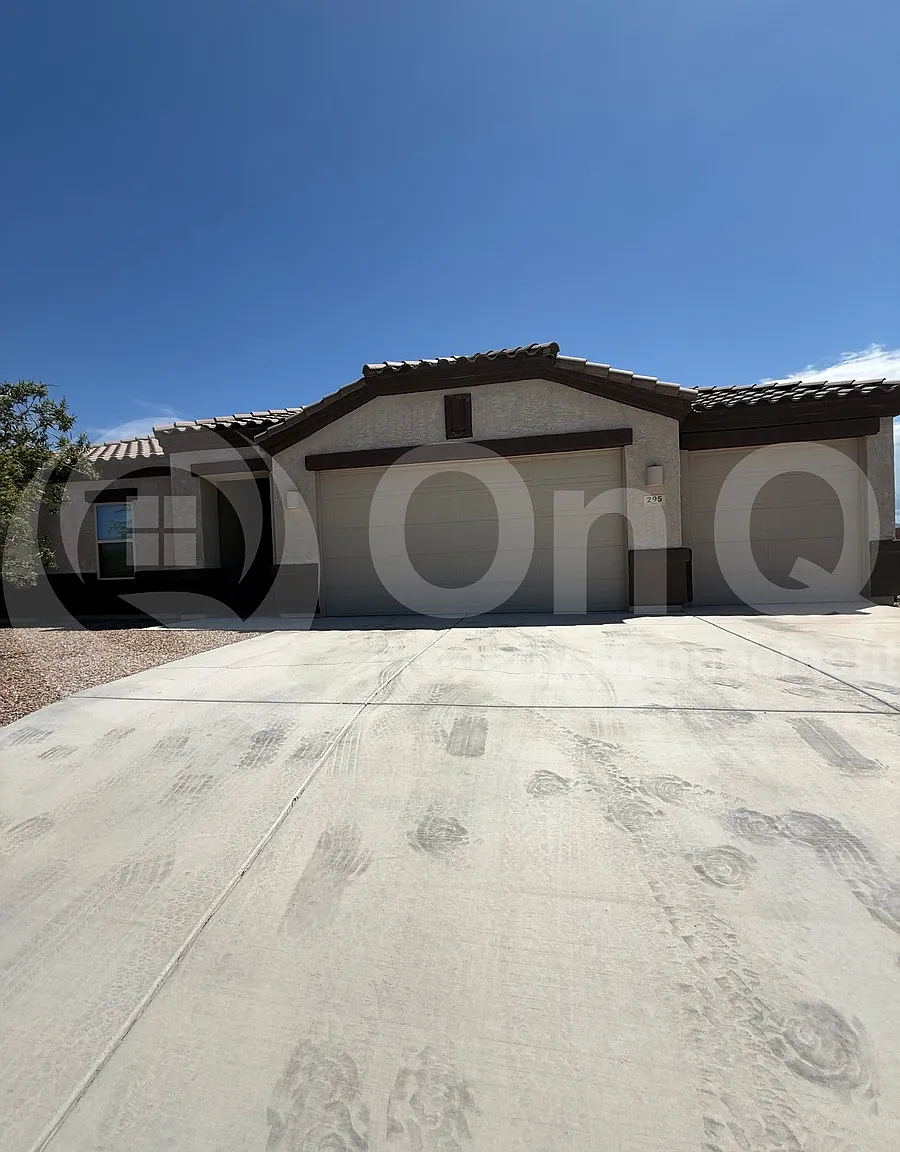 4 bed, 2.0 bath, 2101 sqft, $2,700 — Photo 1