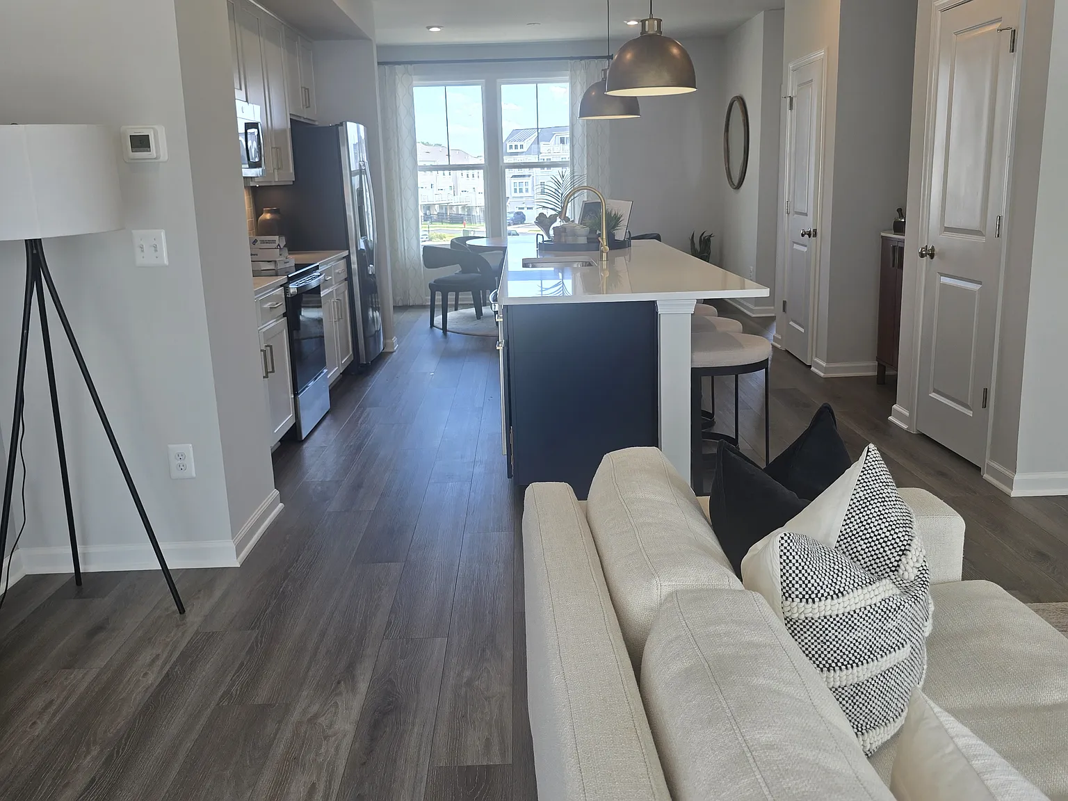 4 bed, 3.5 bath, 2100 sqft, $2,850 — Photo 4