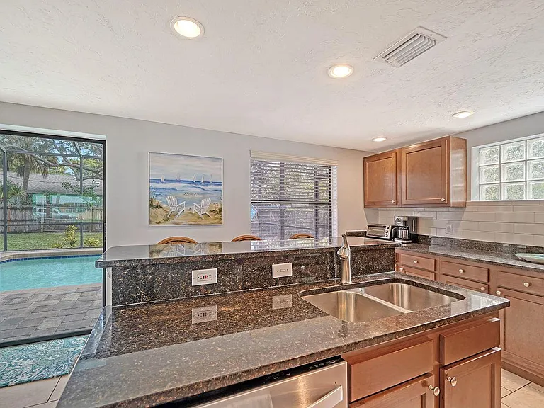 6061 Border Ln — Photo 8