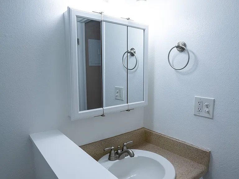 Prentice House Apartments — Photo 8