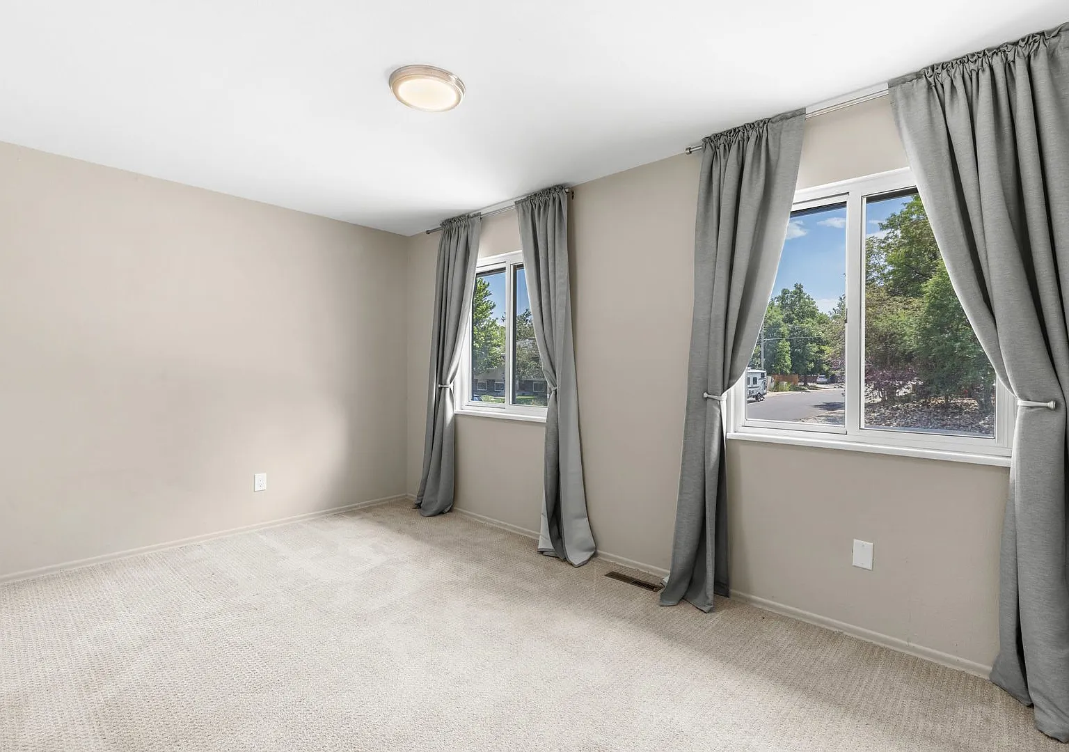 Beautiful 5 Bed 2 Bath South Boulder Home Available Now! — Photo 4