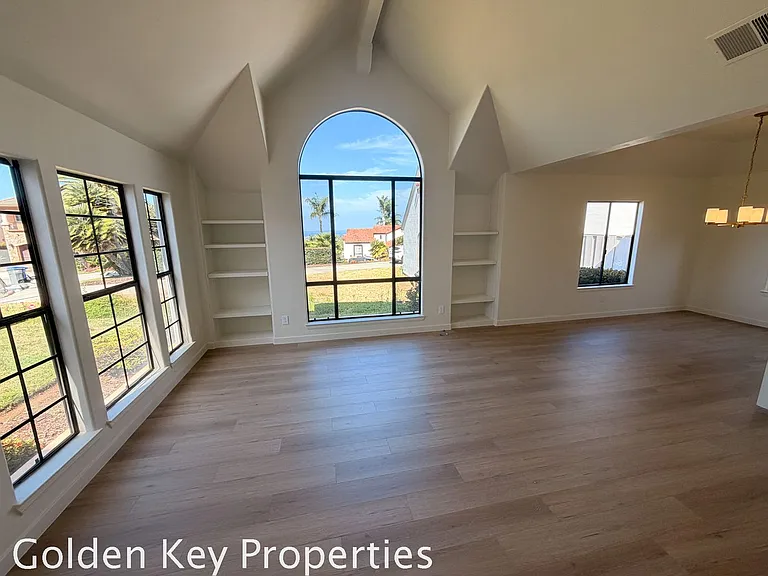 2230 Sara Way — Photo 2