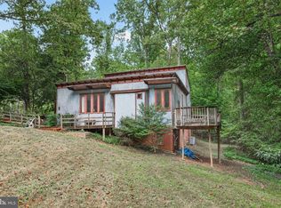 10708 Meadowood Dr, Vienna, VA 22181