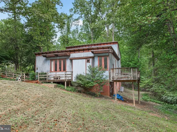 10708 Meadowood Dr, Vienna, VA 22181