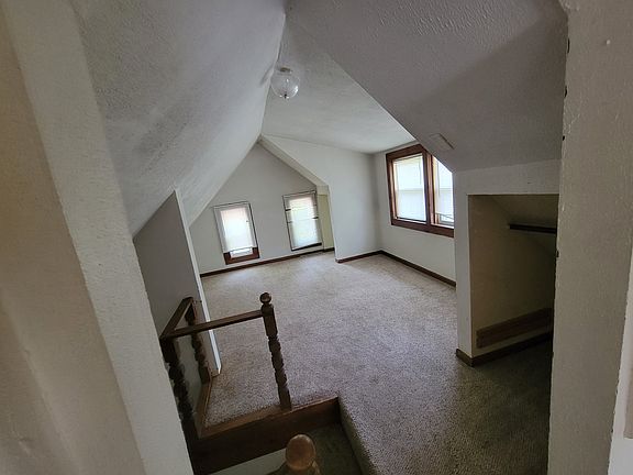 5th image of 321 13th Ave W