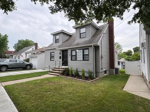 124 Byrne Ave, Staten Island, NY 10314
