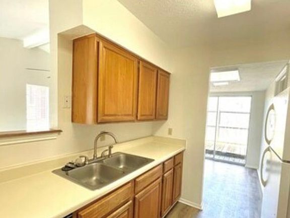 3rd image of 2100 Windsor Dr APT 25