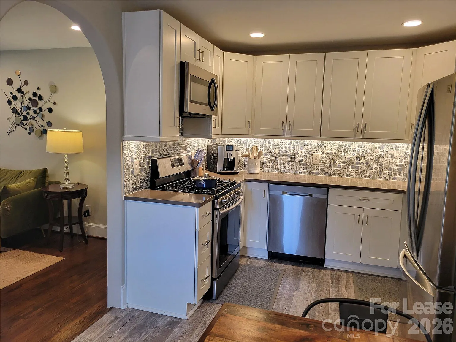 3 bed, 1.0 bath, 1100 sqft, $2,195 — Photo 4
