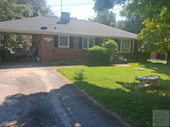 1409 Roundabout Rd, Martinsville, VA 24112