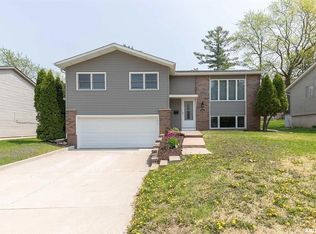 3621 Oakwood Dr, Bettendorf, IA 52722
