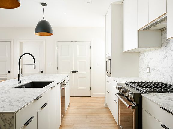 3rd image of 4153 W Melrose Ave #1