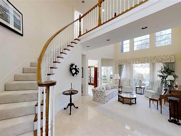4th image of 938 Hills Creek Dr