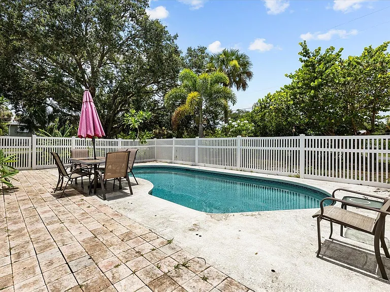 705 SE Stypmann Blvd — Photo 15